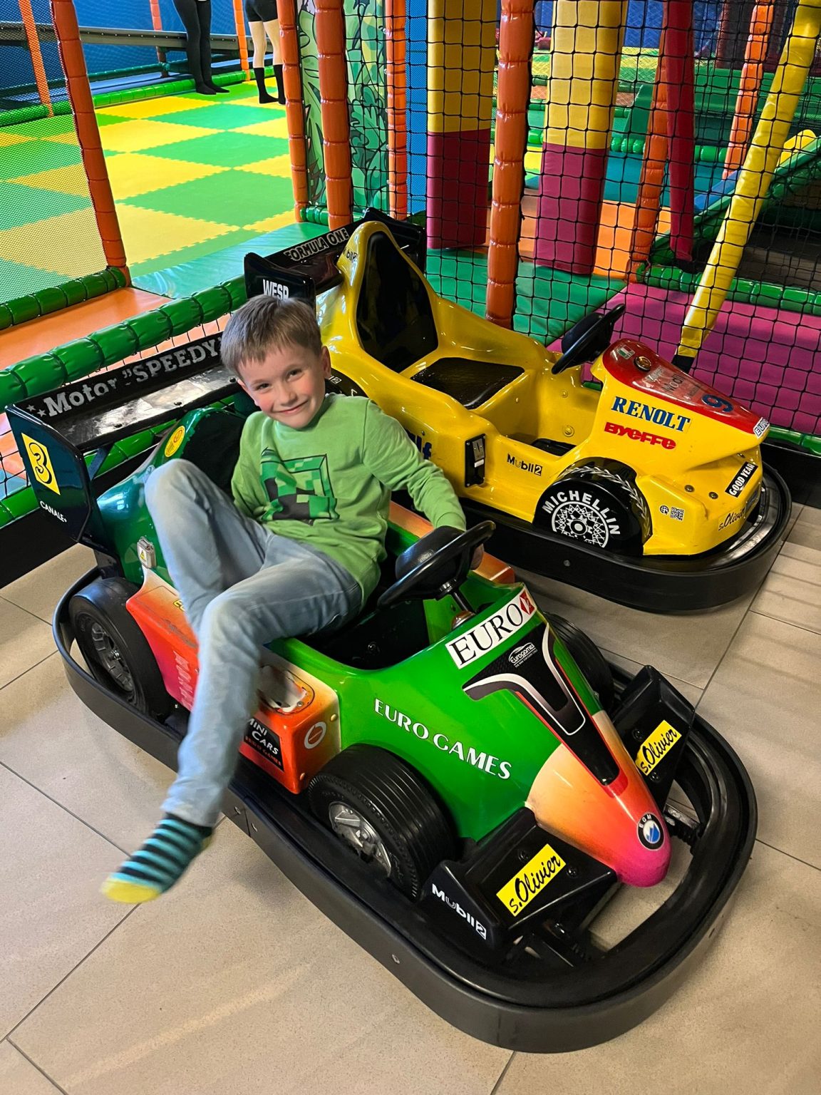 Chłopiec w samochodziku w sali zabaw dla dzieci Gdynia Witawa Zabawa Witomino