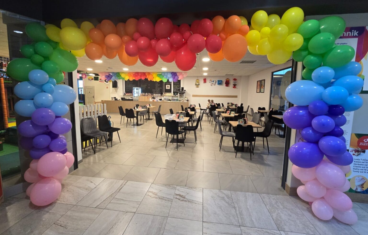 Witawa Zabawa Kawiarnia Sala Gdynia Witomino z kolorowymi balonami