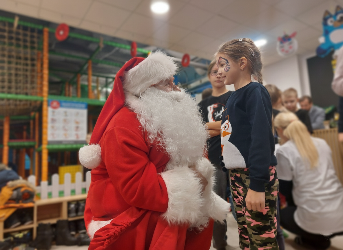 Mikołaj obok dziewczynki w Mikołajki Gdynia sala zabaw WitawaZabawa
